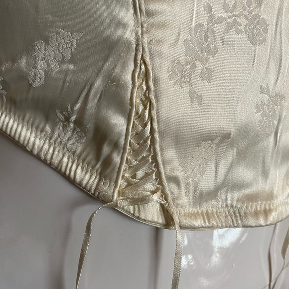 Sold. 36B corset ivory - Picture 4 of 12